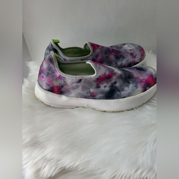 Oofos Tie-Dye Slip-On Shoes, Size 10 - Picture 3 of 7